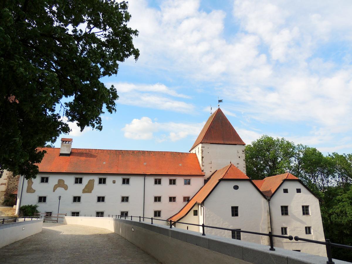 Gaestehaus Maelzerei Auf Schloss Neuburg Am Inn Exteriör bild